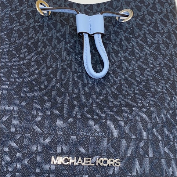 MICHAEL KORS SURI MEDIUM BUCKET MESSENGER LT SKY - Picture 14 of 15